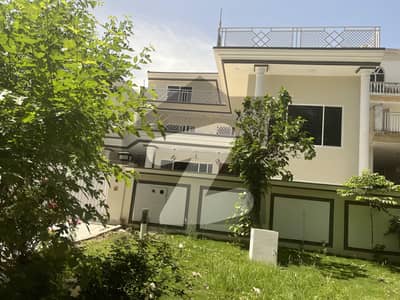 آئی ۔ 8 اسلام آباد میں 5 کمروں کا 12 مرلہ مکان 3.75 لاکھ میں کرایہ پر دستیاب ہے۔