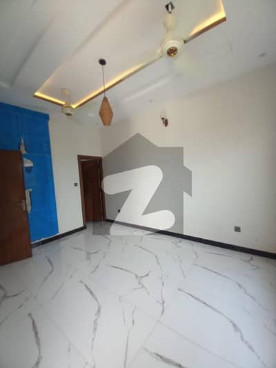 آئی ۔ 11 اسلام آباد میں 5 کمروں کا 4 مرلہ مکان 2.8 کروڑ میں برائے فروخت۔