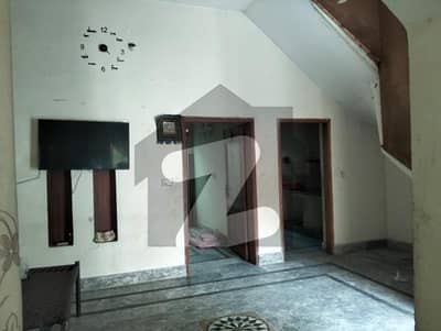 شیراز ٹاؤن لاہور میں 4 کمروں کا 4 مرلہ بالائی پورشن 40.0 ہزار میں کرایہ پر دستیاب ہے۔