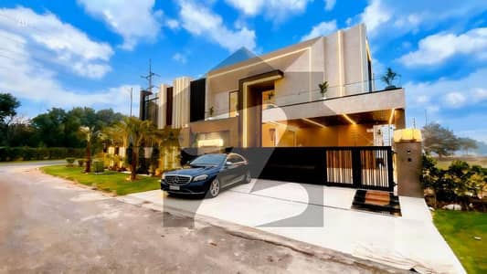 ڈی ایچ اے فیز 8 ڈیفنس (ڈی ایچ اے),لاہور میں 6 کمروں کا 2 کنال مکان 27.0 کروڑ میں برائے فروخت۔