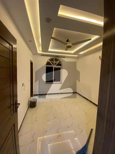 5MARLA APPARTMENT FOR RENT