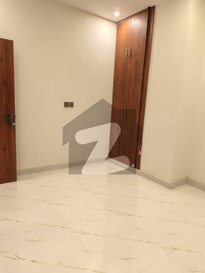 Prime Location Peshawar Road 890 Square Feet Flat Up For sale