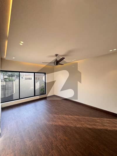 زراج ہاؤسنگ سکیم اسلام آباد میں 5 کمروں کا 10 مرلہ مکان 5.9 کروڑ میں برائے فروخت۔