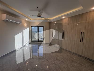 Luxury 2 Bed with lake views | Gated Community