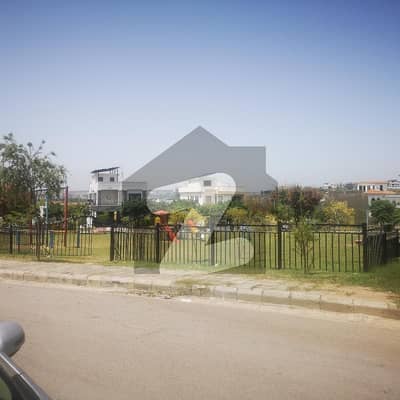 10 MARLA PLOT ON PRIME LOCATION