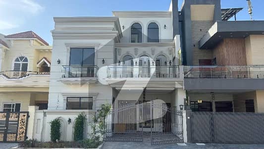 ایم پی سی ایچ ایس ۔ ملٹی گارڈنز بی ۔ 17,اسلام آباد میں 4 کمروں کا 8 مرلہ مکان 3.95 کروڑ میں برائے فروخت۔