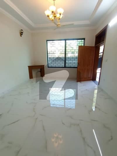 پی ڈبلیو ڈی ہاؤسنگ سکیم اسلام آباد میں 5 کمروں کا 10 مرلہ مکان 3.6 کروڑ میں برائے فروخت۔