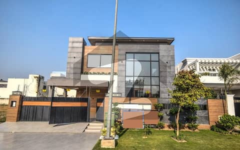 ڈی ایچ اے فیز 7 - بلاک ایس فیز 7,ڈیفنس (ڈی ایچ اے),لاہور میں 5 کمروں کا 1 کنال مکان 8.4 کروڑ میں برائے فروخت۔