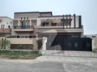 Valencia - This Exquisite Kanal Bungalow Offers A