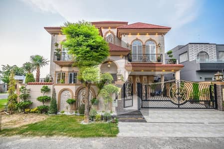 ڈی ایچ اے فیز 7 - بلاک وائے فیز 7,ڈیفنس (ڈی ایچ اے),لاہور میں 5 کمروں کا 1 کنال مکان 7.75 کروڑ میں برائے فروخت۔