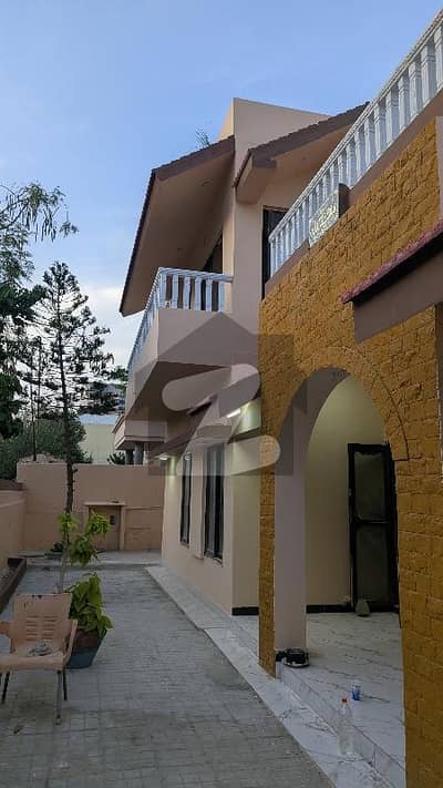 باتھ آئی لینڈ کراچی میں 4 کمروں کا 1 کنال مکان 3.5 لاکھ میں کرایہ پر دستیاب ہے۔