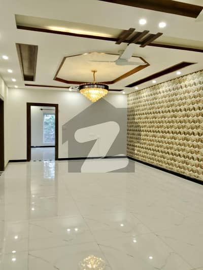 بحریہ ٹاؤن فیز 7 بحریہ ٹاؤن راولپنڈی,راولپنڈی میں 5 کمروں کا 14 مرلہ مکان 2.1 لاکھ میں کرایہ پر دستیاب ہے۔