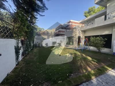 ایف ۔ 8 اسلام آباد میں 5 کمروں کا 1 کنال مکان 9.0 لاکھ میں کرایہ پر دستیاب ہے۔