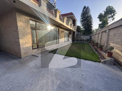 ایف ۔ 8 اسلام آباد میں 5 کمروں کا 1 کنال مکان 8.5 لاکھ میں کرایہ پر دستیاب ہے۔