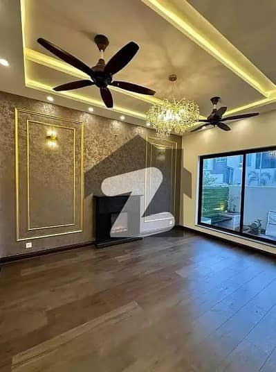 گالف ویو ریزیڈنسیا - فیز 1 گالف ویو ریذڈینشیاء,بحریہ ٹاؤن,لاہور میں 5 کمروں کا 10 مرلہ مکان 1.15 لاکھ میں کرایہ پر دستیاب ہے۔