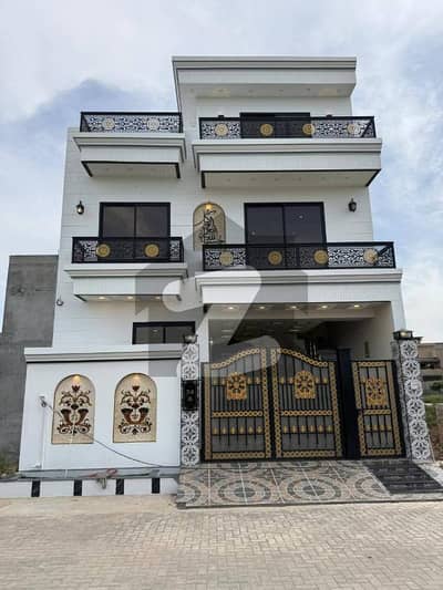 سٹی ولاز وزیر آباد روڈ,سیالکوٹ میں 5 کمروں کا 6 مرلہ مکان 3.9 کروڑ میں برائے فروخت۔