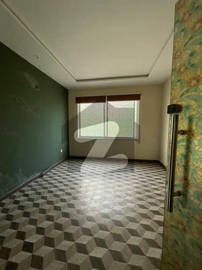 گلبرگ لاہور میں 4 مرلہ Studio دکان 6.5 لاکھ میں کرایہ پر دستیاب ہے۔