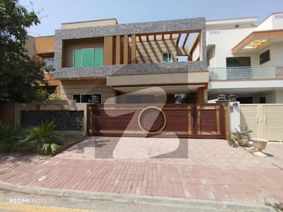 بحریہ ٹاؤن فیز 8 بحریہ ٹاؤن راولپنڈی,راولپنڈی میں 5 کمروں کا 10 مرلہ مکان 3.0 کروڑ میں برائے فروخت۔