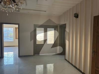 جی ۔ 13 اسلام آباد میں 6 کمروں کا 10 مرلہ مکان 8.5 کروڑ میں برائے فروخت۔