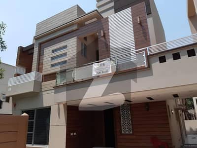 10 Marla Like New House Available For Sale In Bahria Town Lahore.