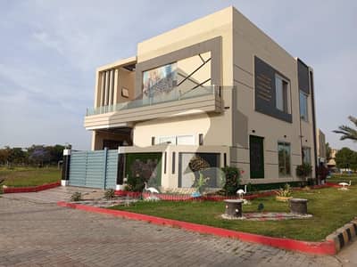 BEAUTIFUL BRAND NEW CONDITION HOUSE FOR SALE 6.60 MARLA CORNER FACING PARK FACING DANCING FOUNTAIN MAIN DOUBLE ROAD FACING FOOD STREET 5 BEDROOMS 5 WASHROOMS FOR SALE NEGOTIABLE INVESTORE RATE 80 K RENTAL VALUE A+ CONSTRUCTION QUALITY WORK