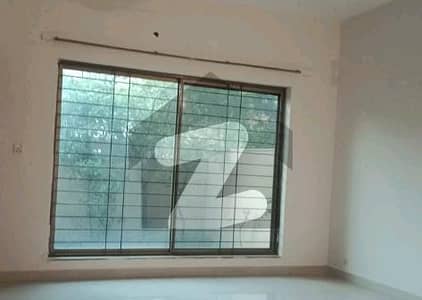 عسکری 10 - صیکٹر ای عسکری 10,عسکری,لاہور میں 3 کمروں کا 10 مرلہ مکان 5.1 کروڑ میں برائے فروخت۔