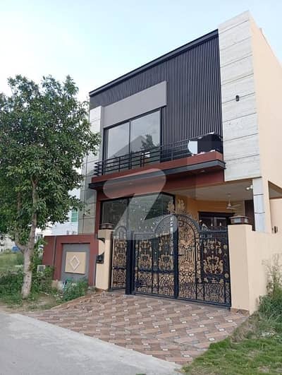 ڈی ایچ اے 9 ٹاؤن ۔ بلاک اے ڈی ایچ اے 9 ٹاؤن,ڈیفنس (ڈی ایچ اے),لاہور میں 3 کمروں کا 5 مرلہ مکان 1.25 لاکھ میں کرایہ پر دستیاب ہے۔