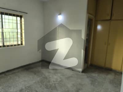 2 bedrooms & 3 bathrooms D small TV lounge & kitchen