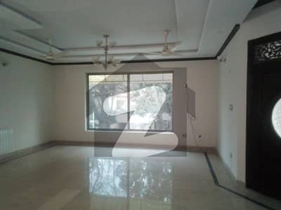 ای ۔ 7 اسلام آباد میں 6 کمروں کا 1 کنال مکان 10.0 لاکھ میں کرایہ پر دستیاب ہے۔