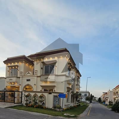 سٹی ہاؤسنگ سکیم جہلم میں 5 کمروں کا 10 مرلہ مکان 3.8 کروڑ میں برائے فروخت۔