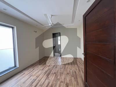 ڈی ایچ اے فیز 8 ڈیفنس (ڈی ایچ اے),لاہور میں 4 کمروں کا 10 مرلہ مکان 1.8 لاکھ میں کرایہ پر دستیاب ہے۔