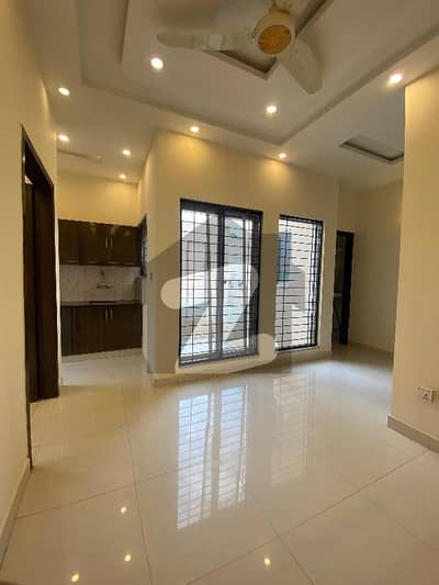 فارمانئیٹس ہاؤسنگ سکیم لاہور میں 5 مرلہ Studio مکان 85.0 ہزار میں کرایہ پر دستیاب ہے۔