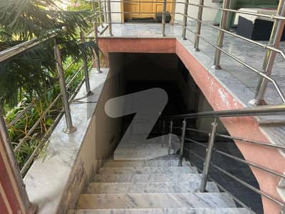 حیات آباد فیز 7 حیات آباد,پشاور میں 10 کمروں کا 1 کنال مکان 9.35 کروڑ میں برائے فروخت۔