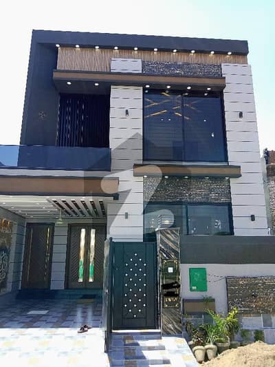 بحریہ ٹاؤن سیکٹر ای بحریہ ٹاؤن,لاہور میں 3 کمروں کا 5 مرلہ مکان 1.9 کروڑ میں برائے فروخت۔