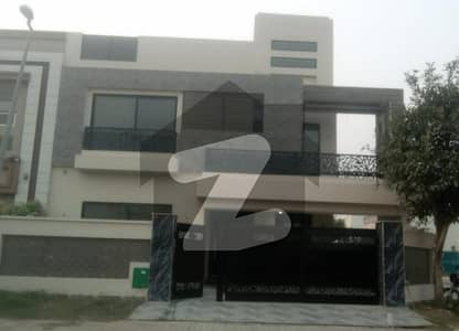 بحریہ ٹاؤن لاہور میں 5 کمروں کا 10 مرلہ مکان 4.1 کروڑ میں برائے فروخت۔