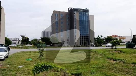 ڈی ایچ اے فیز 7 - سی سی اے 4 ڈی ایچ اے فیز 7,ڈیفنس (ڈی ایچ اے),لاہور میں 8 مرلہ کمرشل پلاٹ 5.25 کروڑ میں برائے فروخت۔