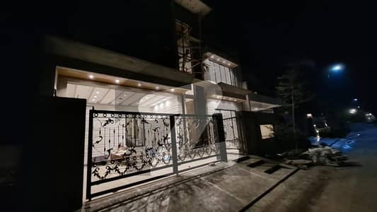 عبداللہ گارڈنز ایسٹ کینال روڈ,کینال روڈ,فیصل آباد میں 5 کمروں کا 10 مرلہ مکان 6.0 کروڑ میں برائے فروخت۔