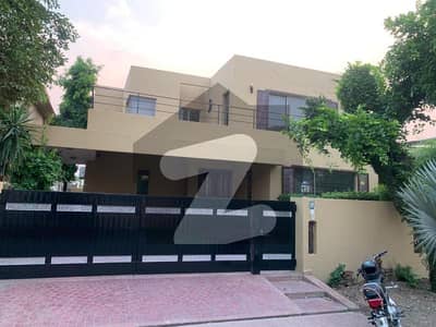 ڈی ایچ اے فیز 3 ڈیفنس (ڈی ایچ اے),لاہور میں 5 کمروں کا 1 کنال مکان 2.4 لاکھ میں کرایہ پر دستیاب ہے۔