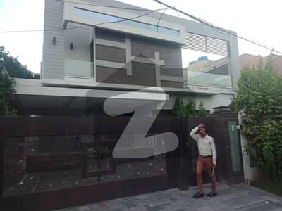 ONE KANAL BEAUTIFULL HOUSE AVALIABLE FOR RENT IN DHA DEFANCE PHASE 2