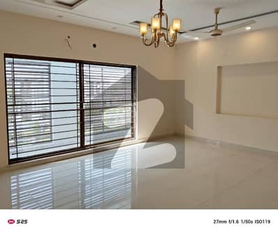 10 MARLA Lower portion available for rent in lake city meadows ex state life  FOR More Details  Contact me  03423472704