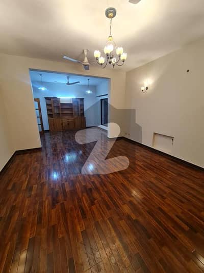 ایف ۔ 11 اسلام آباد میں 5 کمروں کا 1 کنال مکان 23.0 کروڑ میں برائے فروخت۔