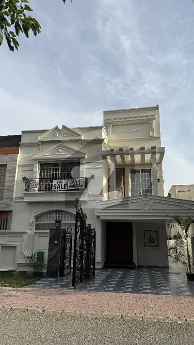 بحریہ ٹاؤن سیکٹر ای بحریہ ٹاؤن,لاہور میں 5 کمروں کا 10 مرلہ مکان 4.85 کروڑ میں برائے فروخت۔