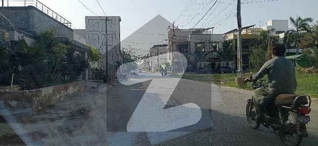 400yds corner plot available for sale