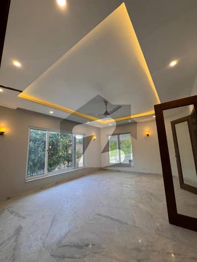 ایف ۔ 10 اسلام آباد میں 9 کمروں کا 2 کنال مکان 15.0 لاکھ میں کرایہ پر دستیاب ہے۔