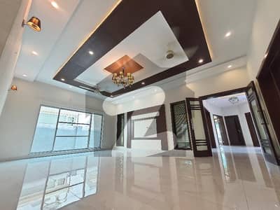 ڈی ایچ اے فیز 7 - بلاک یو فیز 7,ڈیفنس (ڈی ایچ اے),لاہور میں 2 کمروں کا 1 کنال زیریں پورشن 1.8 لاکھ میں کرایہ پر دستیاب ہے۔