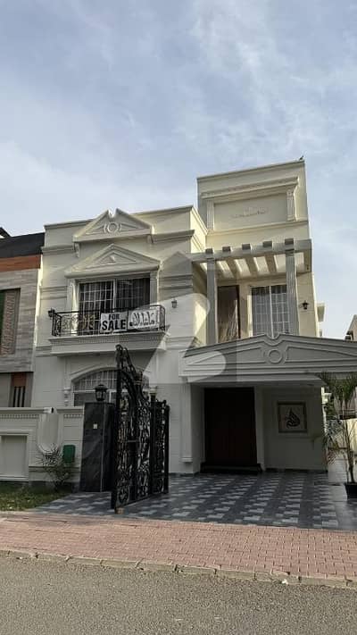 بحریہ ٹاؤن لاہور میں 5 کمروں کا 10 مرلہ مکان 4.85 کروڑ میں برائے فروخت۔