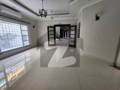 ای ۔ 7 اسلام آباد میں 5 کمروں کا 2 کنال مکان 11.0 لاکھ میں کرایہ پر دستیاب ہے۔