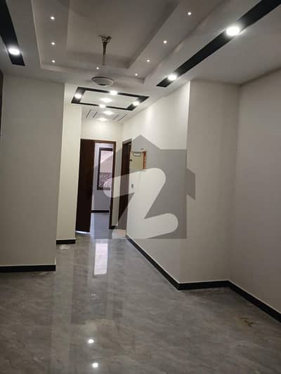 دہلی مرکنٹائل سوسائٹی گلشنِ اقبال ٹاؤن,کراچی میں 3 کمروں کا 8 مرلہ فلیٹ 2.4 کروڑ میں برائے فروخت۔