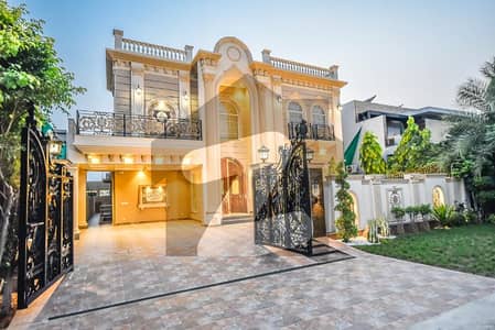 ڈی ایچ اے فیز 7 - بلاک زیڈ1 فیز 7,ڈیفنس (ڈی ایچ اے),لاہور میں 5 کمروں کا 1 کنال مکان 6.25 کروڑ میں برائے فروخت۔