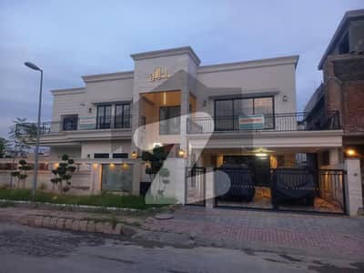 33 MARLA DESIGNER HOUSE FOR SALE 6 BEDROOM SWIMING POOL AND IN DOOR CINEMA BOULEVARD CORNER